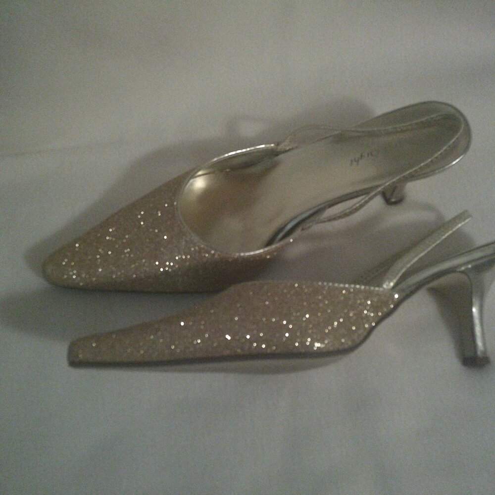 Classy Holiday Pumps - Picture 5 of 6